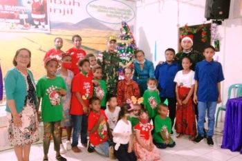 Satgas Yonif Mekanis Raider 413 hadiri ibadah Natal di gereja El Shaday