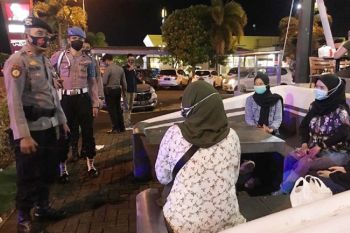 Satgas Ops Lilin Samrat Ingatkan Prokes Kepada Warga di Lokasi Keramaian
