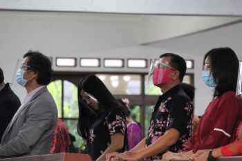Anak kecil dan lansia  ikut ibadah Natal dalam ruangan terpisah saat pandemi