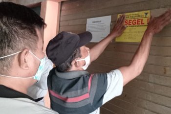 PD Pasar Makassar segel dua kios pedagang karena tidak melunasi tunggakan