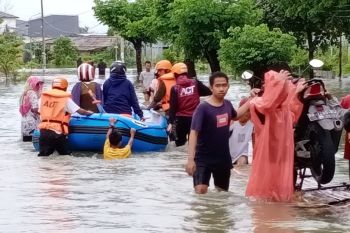 SAR gabungan evakuasi warga Makassar terjebak banjir