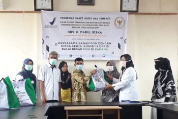 Tutup program 2020, Darul Siska salurkan 1000 paket sembako di Solok