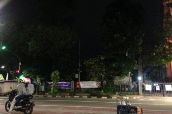 Warga masih berswafoto di Gereja Katedral menjelang dini hari