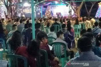 Ratusan jemaat GKST Palu merayakan malam Natal di lapangan terbuka