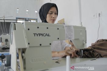 Semangat para ibu merenda benang harapan di kampung jahit Pasar Ambacang