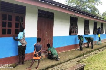 Satgas Yonif 756/WMS gelar perbaikan gereja Katolik Kebangkitan Agimuga