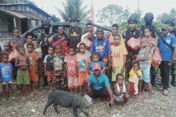 Satgas Para Raider 432 Kostrad beri bantuan sembako warga kampung Maruku