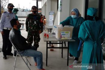 Petugas medis pulangkan calon penumpang bus yang terdeteksi reaktif hasil tes cepat di Garut