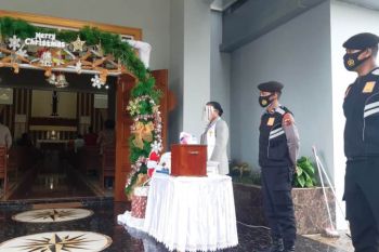 Polisi-relawan Ikamser jaga pengamanan Natal di gereja Paulus Jayapura