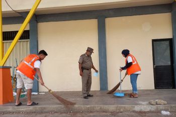 Tak pakai masker, 36 wisatawan terjaring operasi yustisi Perda AKB di Pantai Carocok Painan