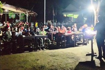 Satgas Pamtas Yonif MR 413 Kostrad Natal bersama warga di pos Skofro Arso