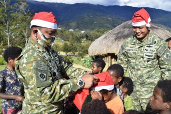 Satgas Yonif Para Raider 432 Kostrad bagikan bantuan sembako Natal