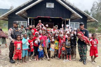Prajurit Yonif Raider 500/Sikatan bagikan bingkisan Natal