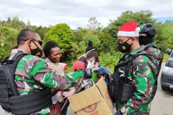 Satgas Pamrahwan Yonif Raider 500/Sikatan bagi 500 paket sembako Natal