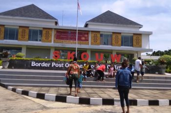 PLBN Skouw menadi objek wisata warga Jayapura saat libur Natal