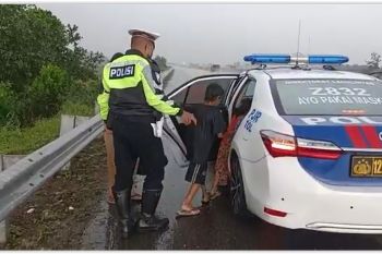 Polisi evakuasi seorang ibu dan dua anaknya berjalan di JTTS