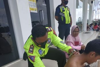 PJR Polda Lampung memijat pengendara kelelahan di jalur Tol