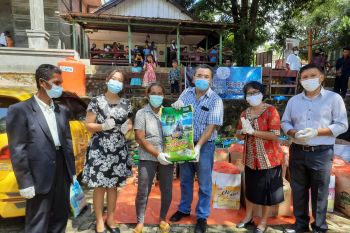 Warga Kristiani di Batam berbagi sembako dengan muslim