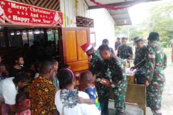 Satgas Pamtas Yonif 312/KH bagikan bingkisan Natal anak di Pegunungan Bintang