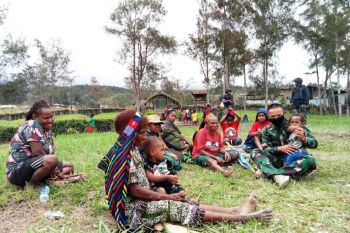 Yonif Raider 500/Sikatan jalin komunikasi sosial  dengan warga di Sinak
