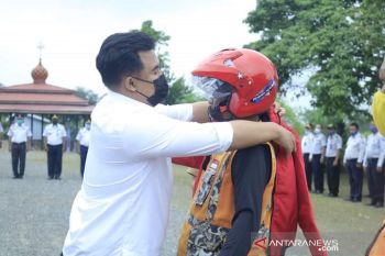 Sutan Riska serahkan bantuan helm untuk pengemudi ojek