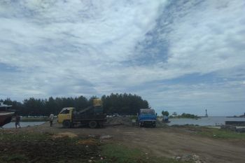 Meski telah diingatkan polisi, penambangan ilegal di Muara Surantih masih berlangsung