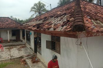 Puting Beliung di Desa Sri Gading Lampung Timur rusak puluhan rumah