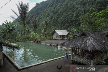 Wisata kolam renang air panas