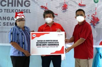 Telkomsel salurkan bantuan CSR untuk SMPN 1 Kormomolin kepulauan Tanimbar