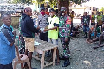 Babinsa Koramil Yapsel dampingi penyerahan bantuan dana Karang taruna Wanampompi Rp6 juta