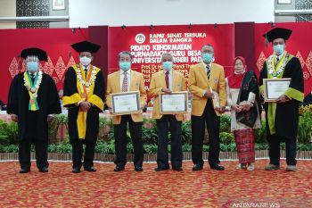 UNP lepas 8 purnabakti guru besar