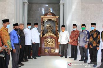 Beredar foto bupati Solok pakai sepatu saat masuk masjid, ini penjelasannya