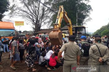 Pemkab Batang resmi tutup pangkalan truk Banyuputih