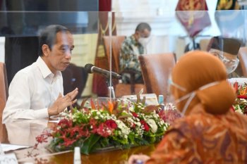 Presiden Jokowi ubah bentuk bansos COVID-19 dari sembako menjadi bantuan tunai