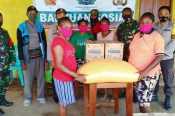 Danramil bersama Kapolsek Gemtuk Gresi salurkan bantuan sosial