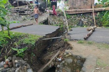 Ruas jalan di Desa Sukadana Loteng amblas