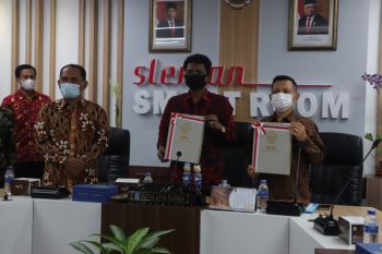 Sleman menyerahkan LHP Kepatuhan Penanganan COVID-19 ke BPK