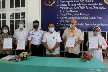 Fary Francis serahkan empat bus hasil perjjuangannya ke univesitas dan yayasan di Kupang