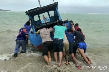 Kapal nelayan Natuna terdampar akibat cuaca buruk