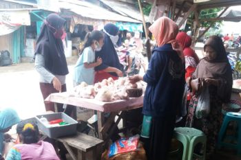 Pasar tradisional ramai jelang tahun baru, sebagian pedagang dan pembeli abaikan prokes