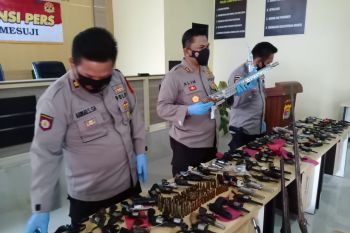 Polres Mesuji sita 171 senpi rakitan dan laras panjang