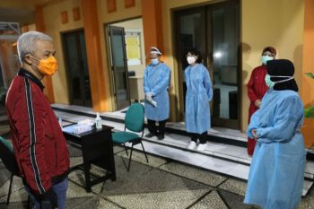 Gubernur Ganjar semangati nakes dan penggali kubur jelang pergantian tahun