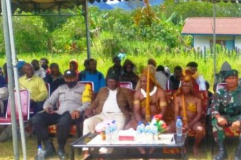 Satgas Pamrahwan Yonif 500/Sikatan dan warga Dogiai doa bersama sambut Tahun Baru