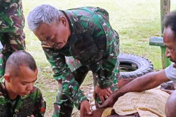 Satgas Pamrahwan Yonif 432-Koramil Assologaima berikan pengobatan warga
