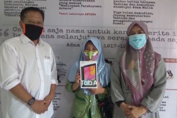 LKBN ANTARA BIRO SULAWESI TENGGARA SERAHKAN BANTUAN GAWAI UNTUK PENDIDIKAN