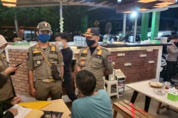 Masih ramai hingga jam 24.00 malam di Kamis (31/12), sebuah kafe didenda Rp500 ribu oleh Tim Yustisi Payakumbuh