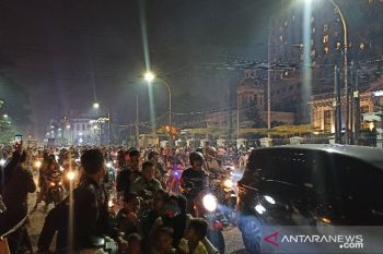 Malam tahun baru, petugas bubarkan sekelompok warga konvoi di Medan