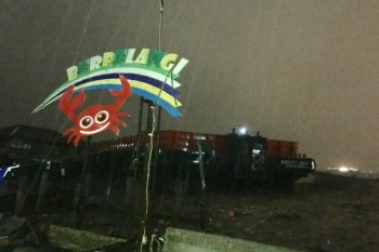Tugboat  tabrak rumah warga Kampung Berpelangi Tanjung Una