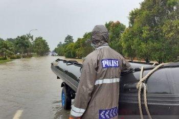 Penjagaan di jalur lintas Bandara Hang Nadim yang terendam banjir
