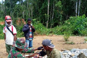 Satgas Yonif 516/CY berikan layanan kesehatan gratis warga perbatasan RI-PNG